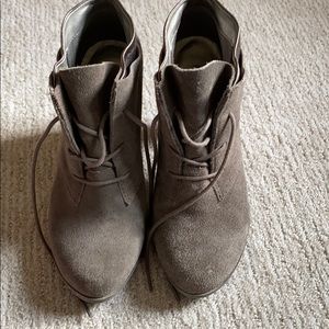 Kenneth Cole Reaction gray ankle boots